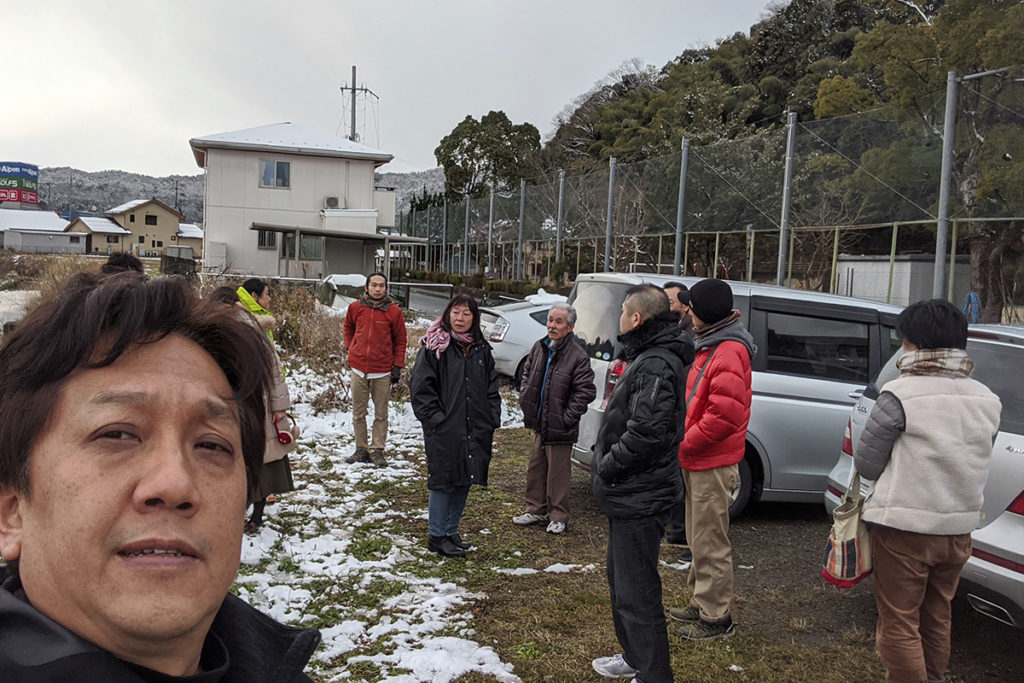 日立造船が埋設する7万7千ボルトの高圧線が通る福井小学校も視察　これには参加者全員びっくり　あり得ない計画です