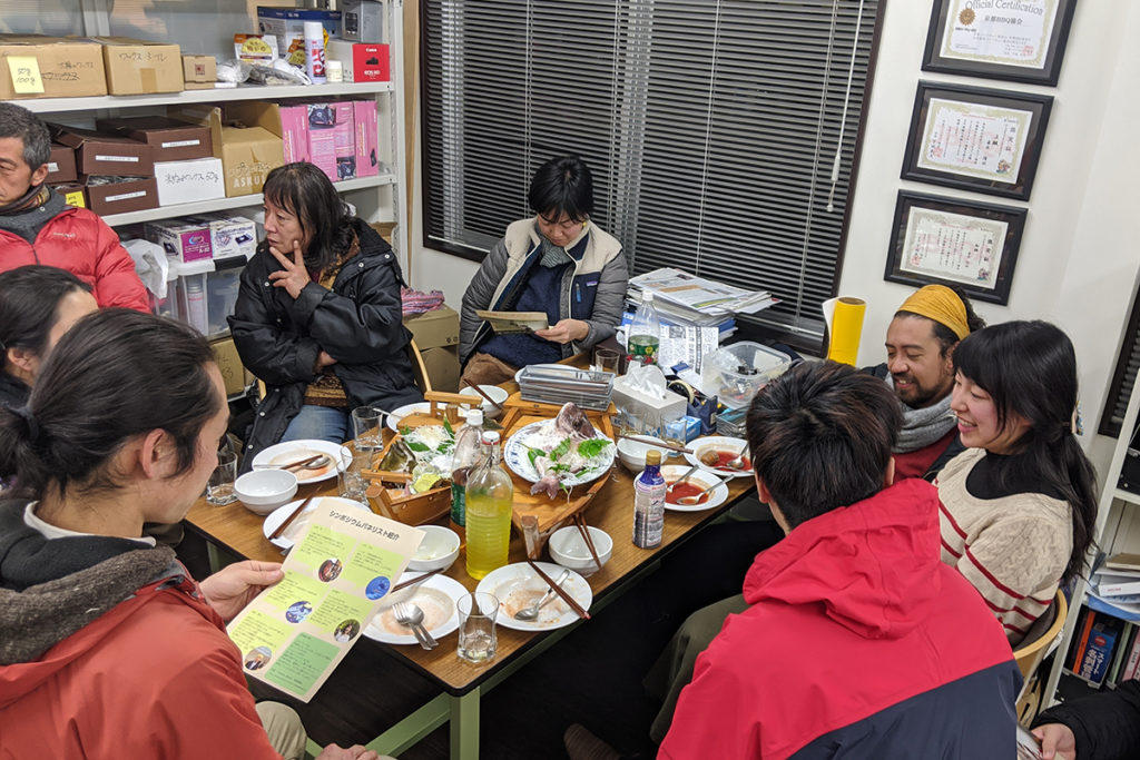 市外からのゲストを招いての懇親会　なんと舟盛りとボルシチが登場